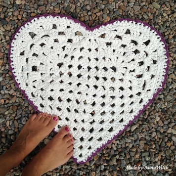Heartshaped-rug-made-by-bautawitch
